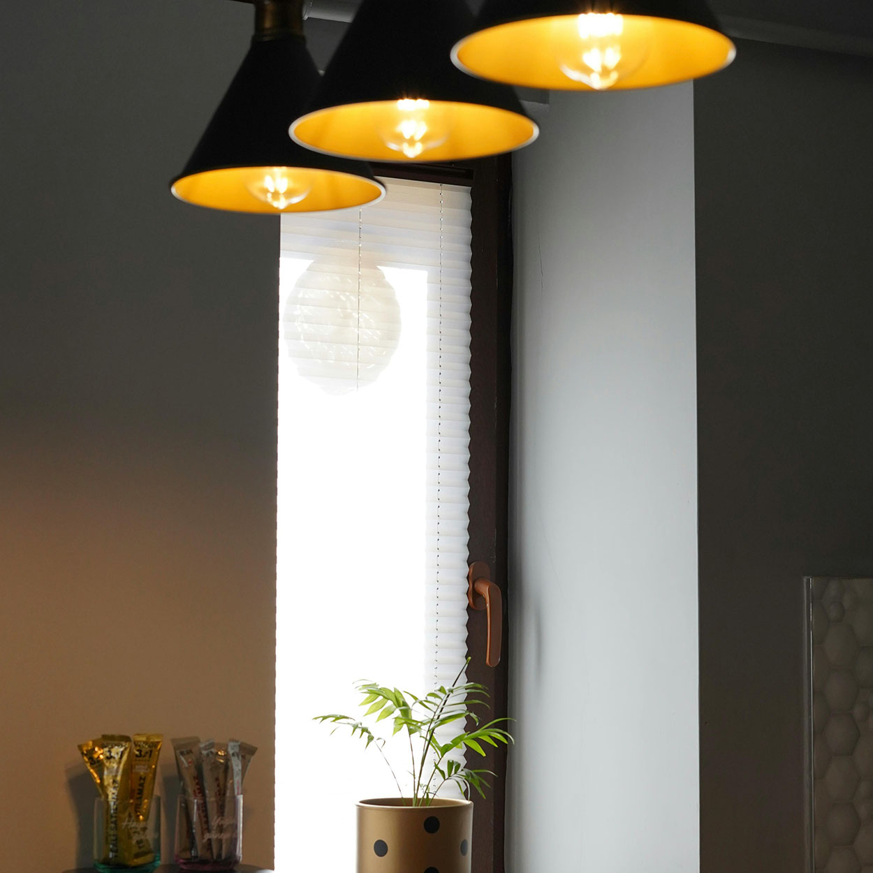Nurhak Dağları çocuk odası — portraylı plise perde, dimout kumaş